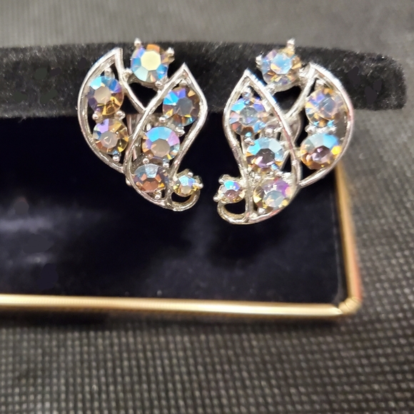 Beautiful Vintage Earrings Blue Aurora Borelis ~ Gold Tone~ Vintage Jewelry - Picture 3 of 10